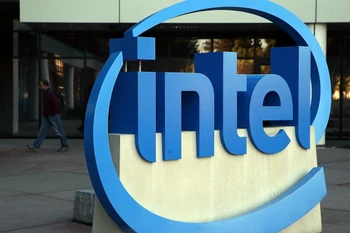 Biểu tượng Intel tại Santa Clara, bang California, Mỹ. (Ảnh: AFP/TTXVN)