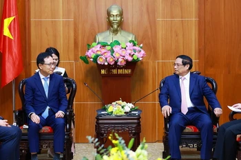 Thủ tướng Phạm Minh Chính tiếp Tổng Giám đốc Tổ hợp Samsung Việt Nam Choi Joo Ho. (Ảnh: Dương Giang/TTXVN)