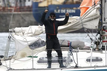 Anh Juan Manuel Ballestero cập bến tại quê nhà Argentina. (Nguồn: AP)