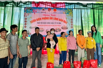 Gia đình H’Hen Niê tự trồng gạo tặng bà con. (Ảnh: CTV/Vietnam+)