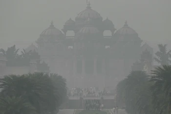 Sương mù ô nhiễm bao phủ dày đặc tại New Delhi, Ấn Độ. (Ảnh: AFP/TTXVN)