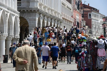 Du khách tham quan Venice, Italy. (Nguồn: AFP/TTXVN)