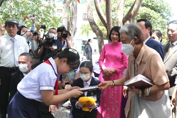 Công chúa Maha Chakri Sirindhorn tặng quà cho học sinh trường Tiểu học Nguyễn Tất Thành. (Ảnh: Thanh Thủy/TTXVN)