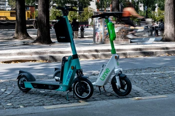 Xe điện e-scooter tại Paris, Pháp. (Ảnh: AFP/TTXVN)