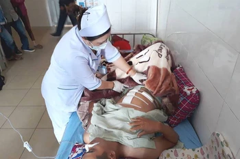 Đang làm vườn bỗng nhiên bị trúng đạn thủng ruột non 4 lỗ