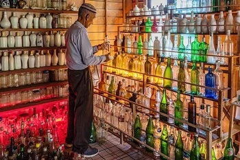 Ông Tengku Mohamad Ali Mansor và bảo tàng vỏ chai của mình. (Nguồn: AFP)