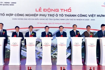 Phó Thủ tướng Trịnh Đình Dũng và các đại biểu bấm nút khởi động Tổ hợp công nghiệp phụ trợ ôtô Thành Công Việt Hưng. (Nguồn: Báo Chính phủ)