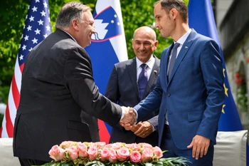 Ngoại trưởng Mỹ Mike Pompeo và người đồng cấp Slovenia Anze Logar. (Ảnh: AP)