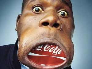 Joaquim cho lon Coca Cola vào chiếc miệng rộng của mình. (Nguồn: INternet)