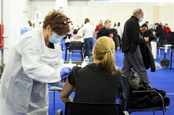 Tiêm vaccine phòng COVID-19 cho người dân tại Zagreb, Croatia ngyaf 24/12/2021. (Ảnh: THX/TTXVN)