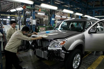 Lắp ráp xe ôtô du lịch tại nhà máy Ford Việt Nam (Hải Dương). (Ảnh: Trần Việt/TTXVN) 
