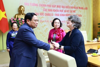 Thủ tướng Phạm Minh Chính gặp các nhà khoa học và kỹ sư nữ khu vực châu Á-Thái Bình Dương năm 2024. (Ảnh: Dương Giang/TTXVN)