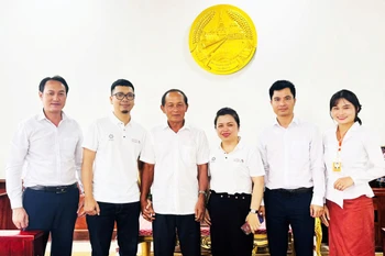 Ông Khamkhan Chanthavisouk, Ủy viên Trung ương Đảng Nhân dân Cách mạng Lào, Bí thư, Tỉnh trưởng tỉnh Luang Prabang (đứng thứ 4 từ bên phải) chụp ảnh lưu niệm cùng Đoàn đại biểu Ban tổ chức Giải Viettel Marathon chặng Lào.