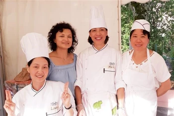 Chị Đoàn Nhật Minh (thứ 2, bên phải), Chủ tịch Hội từ thiện Aide au Vietnam tại Luxembourg. (Ảnh : TTXVN phát)