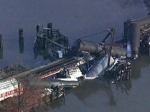 Cây cầu sụp đổ. (Nguồn: AP)