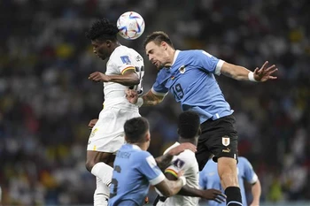Pha tranh bóng bổng quyết liệt giữa Sebastian Coates (phải) của Uruguay và Mohammed Kudus của Ghana. Ảnh: THX/TTXVN