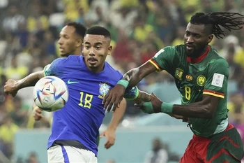 Pha tranh chấp bóng quyết liệt giữa cầu thủ hai đội. (Ảnh: THX/TTXVN)