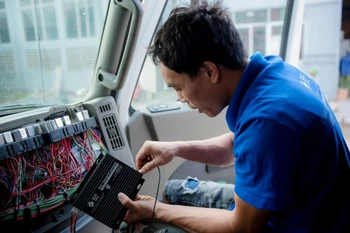 Xe kinh doanh vận tải đang khẩn trương lắp camera giám sát trên xe để xong trước thời điểm 31/12. (Ảnh: CTV/Vietnam+)