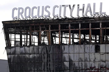 Nhà hát Crocus City Hall ở ngoại ô Moskva (Nga) cháy rụi sau vụ tấn công khủng bố, ngày 26/3/2024. (Ảnh: AFP/TTXVN)