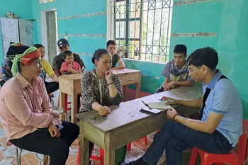 Người dân thôn Nậm Thăn, xã Quảng Ngần (Vị Xuyên, Hà Giang) trình bày sự việc bị ép nhập, bán lá giang với giá thấp hơn giá thị trường. (Ảnh: TTXVN phát)