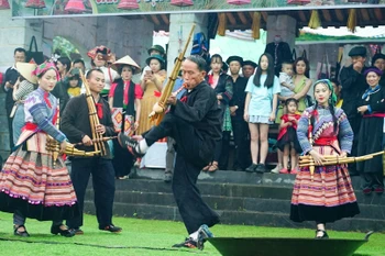 Màn múa khèn bên chảo thắng cố của đồng bào dân tộc Mông trong “Ngày hội non sông thống nhất” tại Làng Văn hóa-Du lịch Các Dân tộc Việt Nam, tháng Tư năm ngoái. (Ảnh: Khánh Hoà/TTXVN)