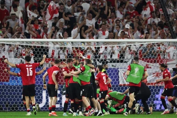 Đội tuyển Gruzia ăn mừng chiến thắng trước Bồ Đào Nha. (Ảnh: THX/TTXVN)