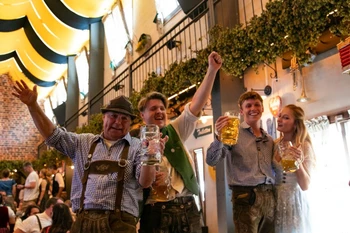 Người dân tham dự lễ hội bia Oktoberfest tại Munich (Đức). (Ảnh: THX/TTXVN)