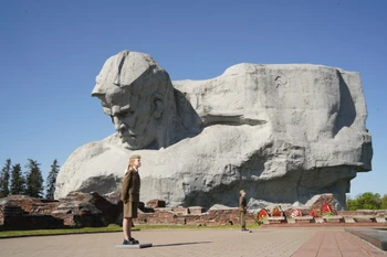 Ở Brest, mỗi trường phổ thông có nhiệm vụ canh gác và đổi gác một lần mỗi năm, kéo dài trong một tuần. (Ảnh: Duy Trinh/TTXVN)