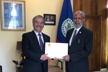 Đại sứ Nguyễn Hoài Dương trình Thư Ủy nhiệm lên Toàn quyền Belize, Colville Norbert Young. (Ảnh: TTXVN phát)