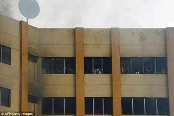 Nhảy từ tầng 9 xuống đất, người đàn ông vẫn may mắn sống sót