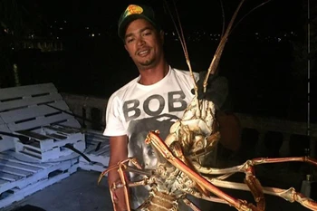 Anh Loescher bên con tôm hùm khổng lồ. (Nguồn: Facebook)