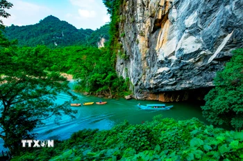 Cảnh vật bên ngoài cửa động Phong Nha (Quảng Bình) đẹp như một bức tranh. (Ảnh: TTXVN phát)