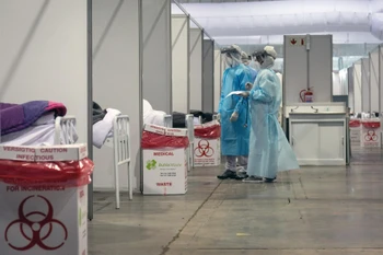 Nhân viên y tế làm việc tại khu vực cách ly dành cho bệnh nhân COVID-19 tại bệnh viện ở Johannesburg, Nam Phi, ngày 3/7/2020. (Ảnh: THX/TTXVN) 