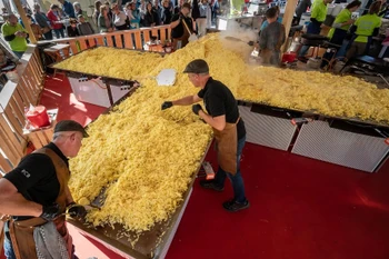 Thụy Sĩ làm bánh rosti lớn nhất thế giới, phá vỡ kỷ lục tồn tại 30 năm