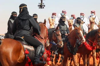 Lần đầu tiên phụ nữ được tham gia Lễ hội lạc đà tại Saudi Arabia