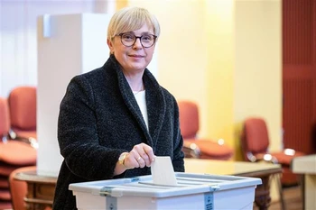 Ứng cử viên độc lập, luật sư Natasa Pirc Musar, bỏ phiếu trong cuộc bầu cử Tổng thống Slovenia ở Radomlje, ngày 23/10/2022. (Ảnh: AFP/TTXVN)