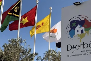 Lá cờ Việt Nam tung bay tại Làng Pháp ngữ Djerba. (Ảnh: Thu Hà/TTXVN)