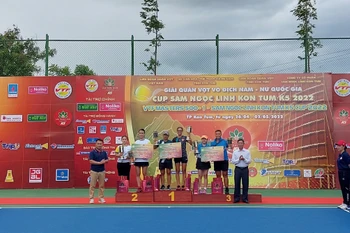 Ban tổ chức trao giải Nhất, Nhì và đồng hạng Ba cho các vận động viên ở 5 nội dung: Đơn nam, đơn nữ, đôi nam, đôi nữ và đôi nam-nữ. (Ảnh: Khoa Chương/TTXVN)