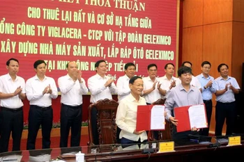 Lãnh đạo tỉnh Thái Bình và các sở, ngành chứng kiến lễ ký thỏa thuận hợp tác giữa Tổng công ty Viglacera-CTCP và Tập đoàn Geleximco. (Ảnh: Thế Duyệt/TTXVN)