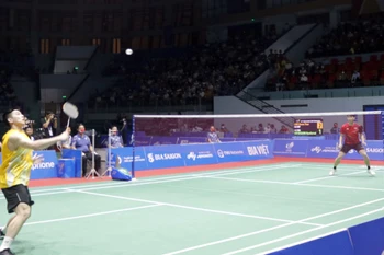 Trận đấu đơn nam vòng chung kết giữa vận động viên Loh Kean Yew (Singapore, áo đỏ) với vận động viên Kunlavut Vitidsarn (Thái Lan, áo vàng). (Ảnh: Đồng Thúy/TTXVN)