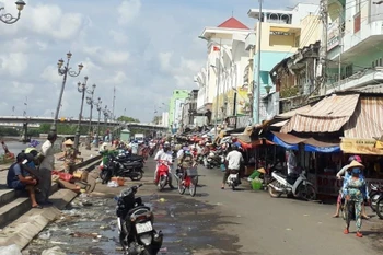 Người dân mua hàng hóa tại chợ phường 3, thành phố Bạc Liêu. (Ảnh: Huỳnh Sử/TTXVN)