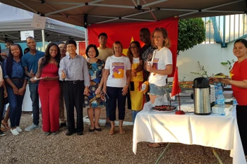 Đại sứ quán Việt Nam tại Mozambique quảng bá ẩm thực nhân Tuần lễ Pháp ngữ 3-2019 tại Trung tâm Văn hóa Pháp – Mozambique. (Ảnh: Đình Lượng/TTXVN) 