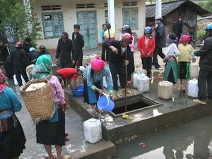 Lắp hệ thống nước sạch cho đồng bào dân tộc ở Đồng Văn. (Ảnh: Trọng Nghiệp/TTXVN)