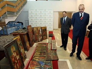 Thủ tướng Albania Edi Rama xem xét các tác phẩm vừa bị thu giữ. (Nguồn: The Canadian Press)