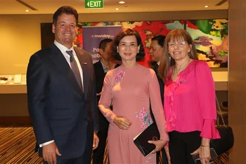 Phó Chủ tịch tỉnh Bình Phước Trần Tuyết Minh (giữa) gặp gỡ doanh nghiệp tại Australia. (Ảnh: Thanh Tú/TTXVN)