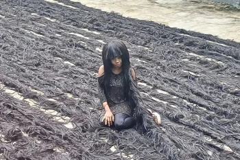 Helen Williams và mái tóc giả thủ công dài 351,28m của cô. (Ảnh: CNN)