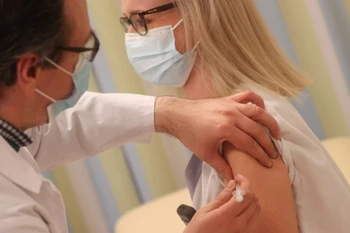 Nước thành viên EU tiêm mũi vaccine thứ 3 có thể gặp rắc rối pháp lý