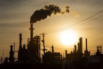 Lần thứ hai trong tháng Tư, giá dầu thế giới đóng cửa ở mức thấp