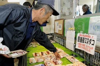 Hải sản được bày bán tại siêu thị ở Soma, tỉnh Fukushima, Nhật Bản. (Ảnh: Kyodo/TTXVN)