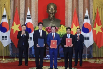 Chủ tịch nước Võ Văn Thưởng và Tổng thống Hàn Quốc Yoon Suk Yeol chứng kiến trao Tuyên bố chung về thiết lập hệ thống trao đổi xuất xứ hàng hóa điện tử giữa Bộ Công Thương, Tổng cục Hải quan và Cơ quan Hải quan Hàn Quốc. (Ảnh: Thống Nhất/TTXVN)